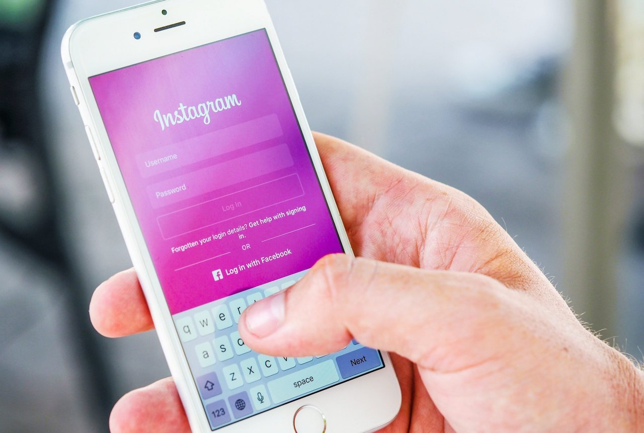 Un usuario creando una cuenta de Instagram para vender productos en la tienda de Instagram Un usuario creando una cuenta de Instagram para vender productos en la tienda de Instagram
