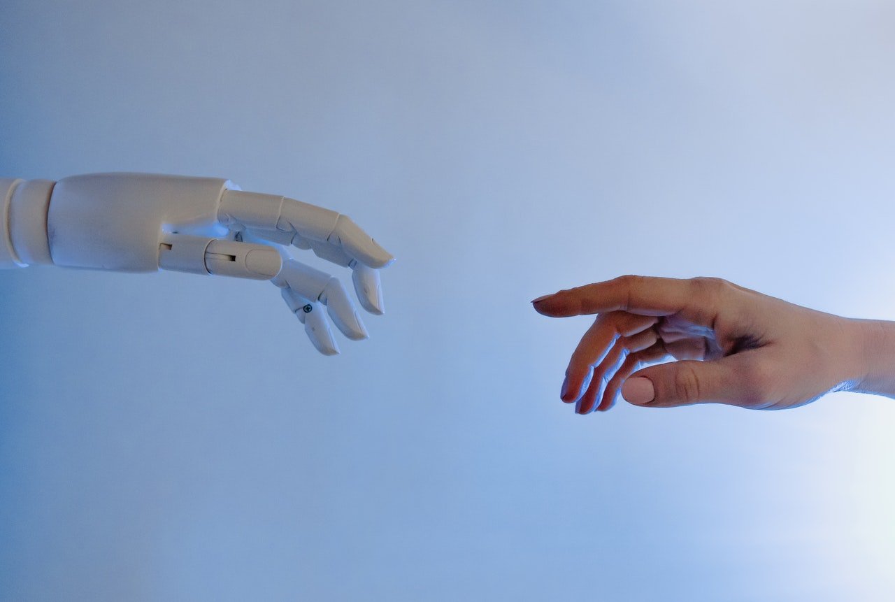 La inteligencia artificial o IA, según afirma Iberdrola, es la combinación de algoritmos planteados con el objetivo de crear máquinas con las mismas capacidades que el ser humano